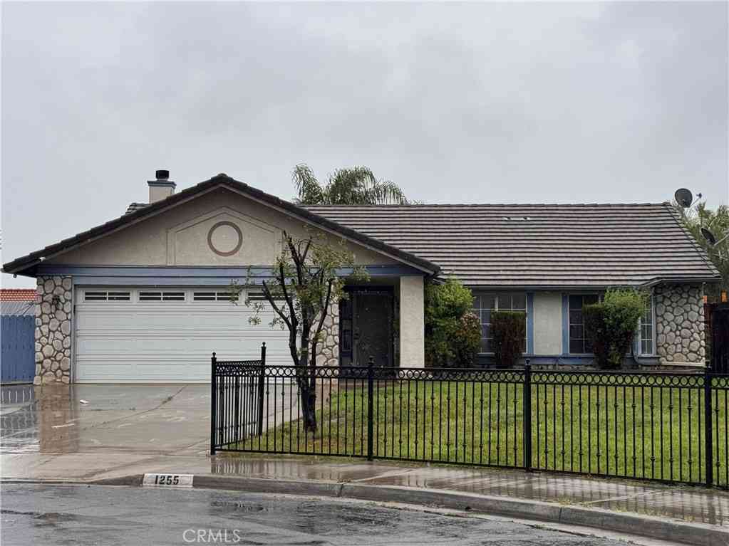 Homes For Sale - 1255 Comiskey Court<br/> Perris, CA 92571