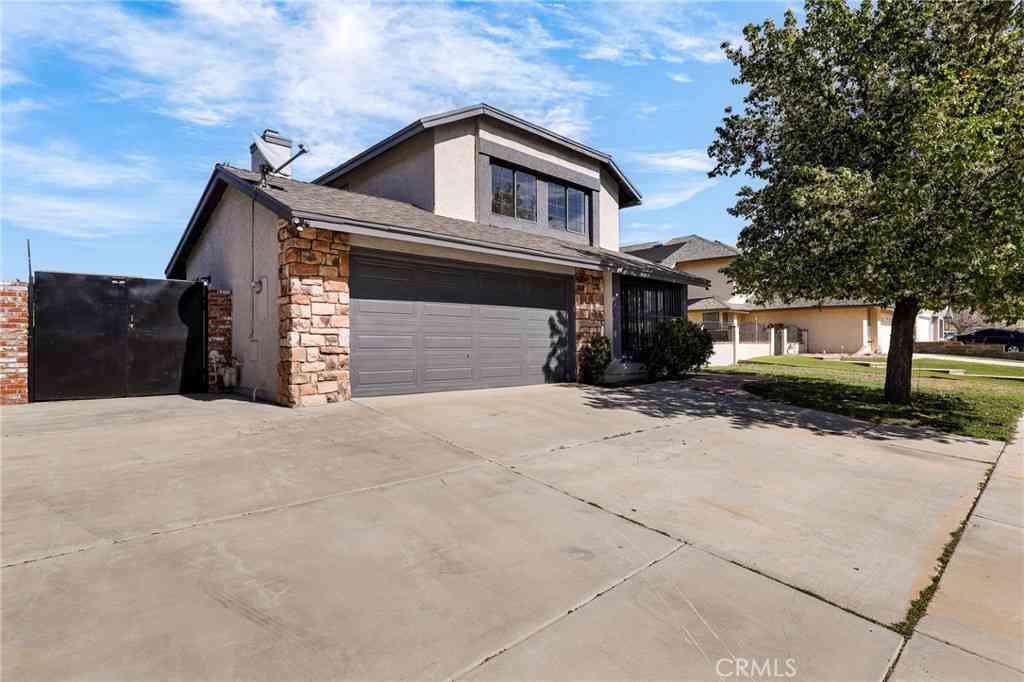 Homes For Sale - 153 Deblynn Court<br/> Palmdale, CA 93550