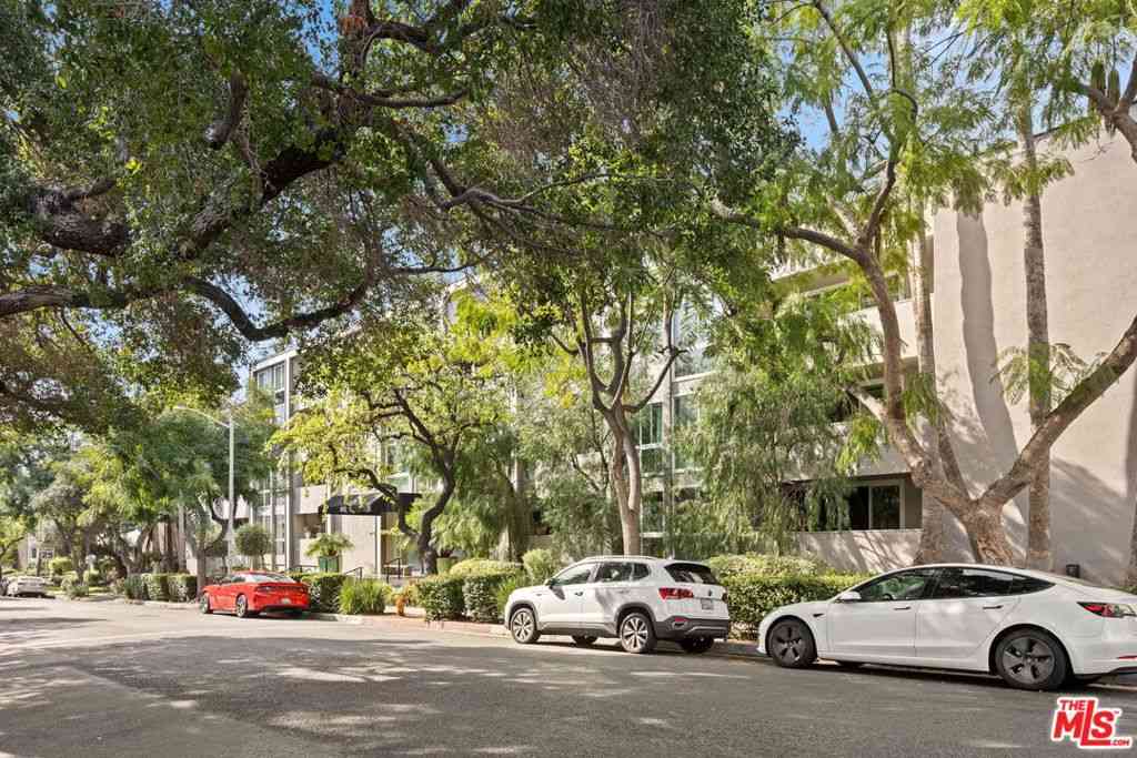 Condo For Rent - 1025 N Kings Road #313<br/> West Hollywood, CA 90069