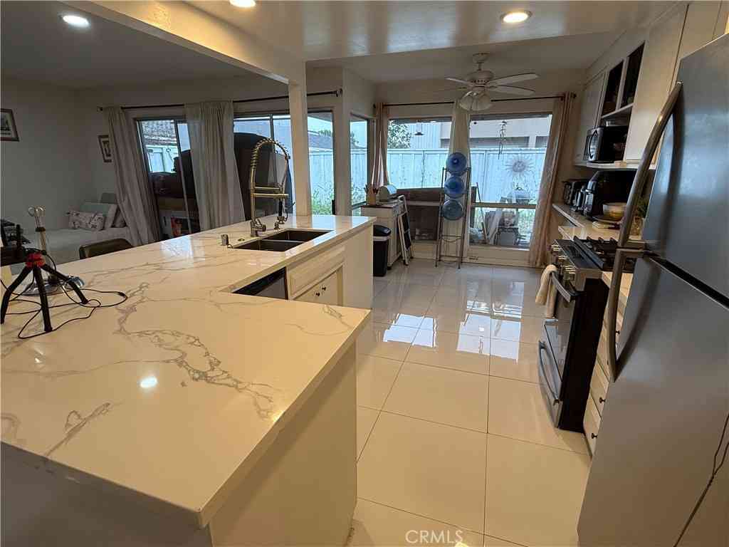 Townhouse For Sale - 919 Glencliff Street<br/> La Habra, CA 90631