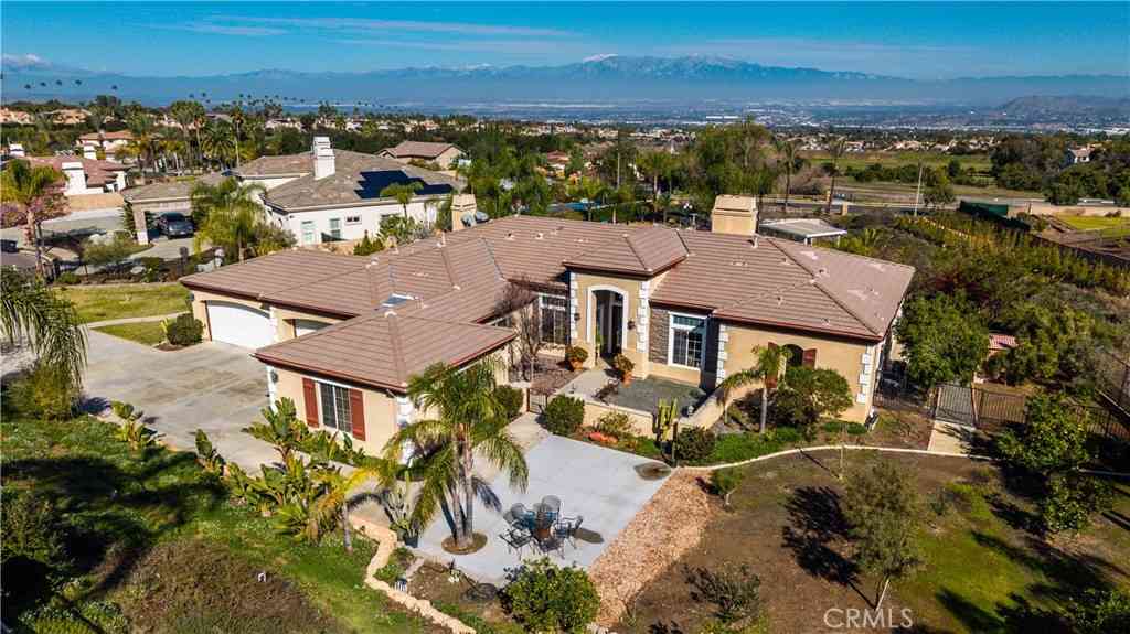 Homes For Sale - 4071 Judy Cir<br/> Corona, CA 92881