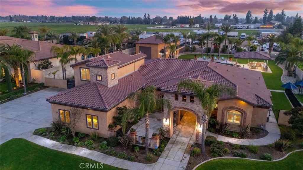 Homes For Sale - 17609 Legend Oaks<br/> Bakersfield, CA 93314