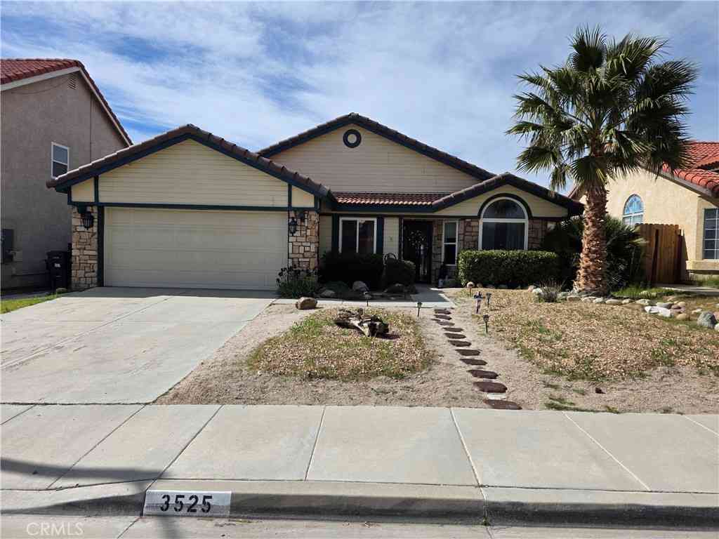 Homes For Sale - 3525 Fernwood<br/> Rosamond, CA 93560