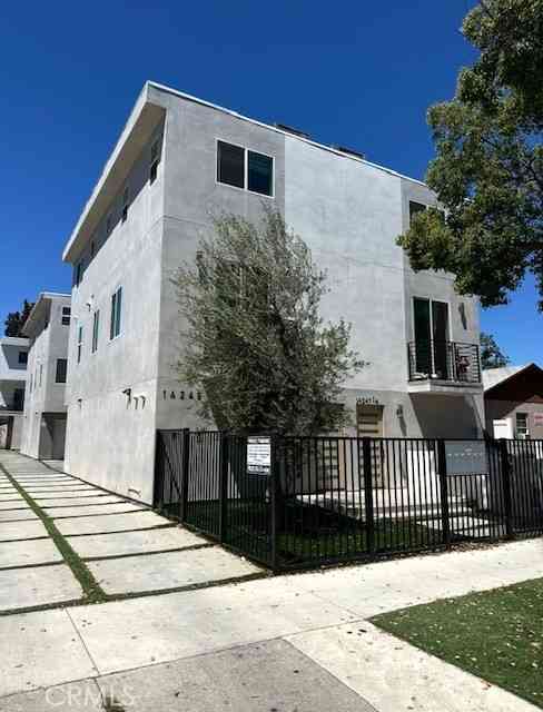 Condo For Rent - 14247 Sylvan Street #C<br/> Van Nuys, CA 91401