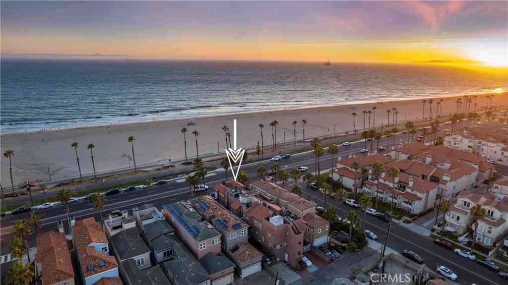 Condo For Sale - 1314 Pacific Coast Highway #A<br/> Huntington Beach, CA 92648
