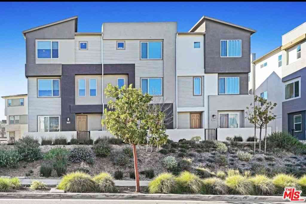 Townhouse For Sale - 27566 Manzanita Way<br/> Valencia, CA 91381
