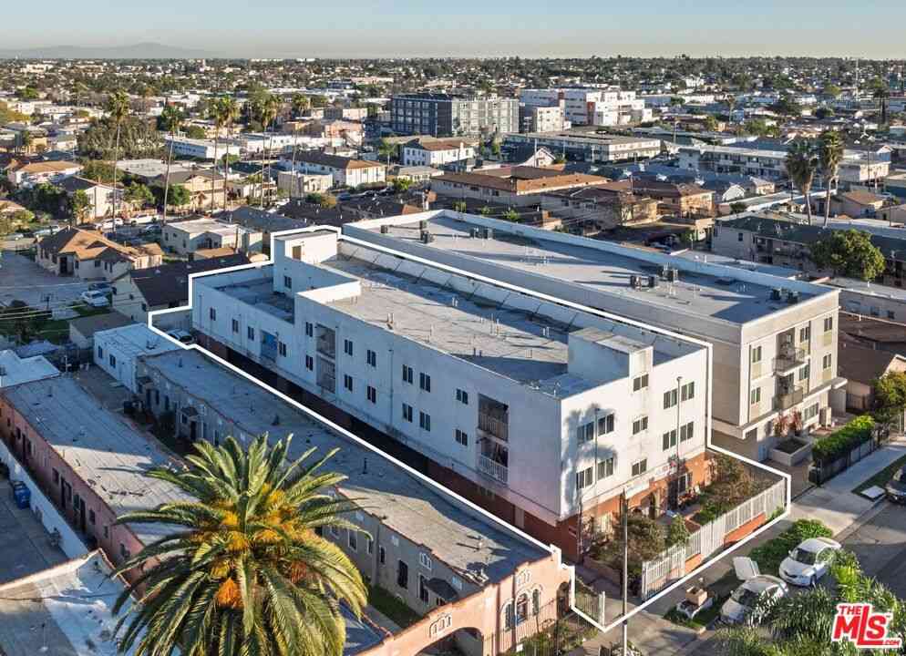 Homes For Sale - 6334 Brynhurst Avenue<br/> Los Angeles, CA 90043