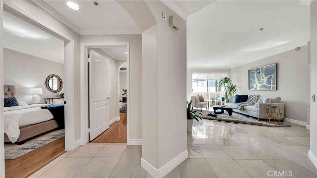 Condo For Sale - 7218 Hillside Avenue #202<br/> Los Angeles, CA 90046