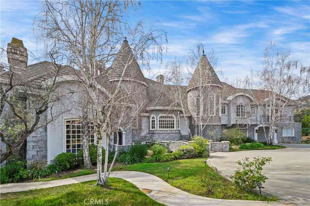 Homes For Sale - 22510 La Quilla<br/> Chatsworth, CA 91311
