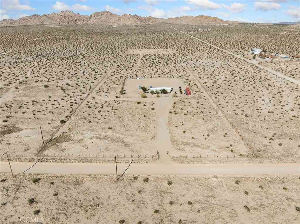 Mobile Home For Sale - 39626 E End Road<br/> Lucerne Valley, CA 92356