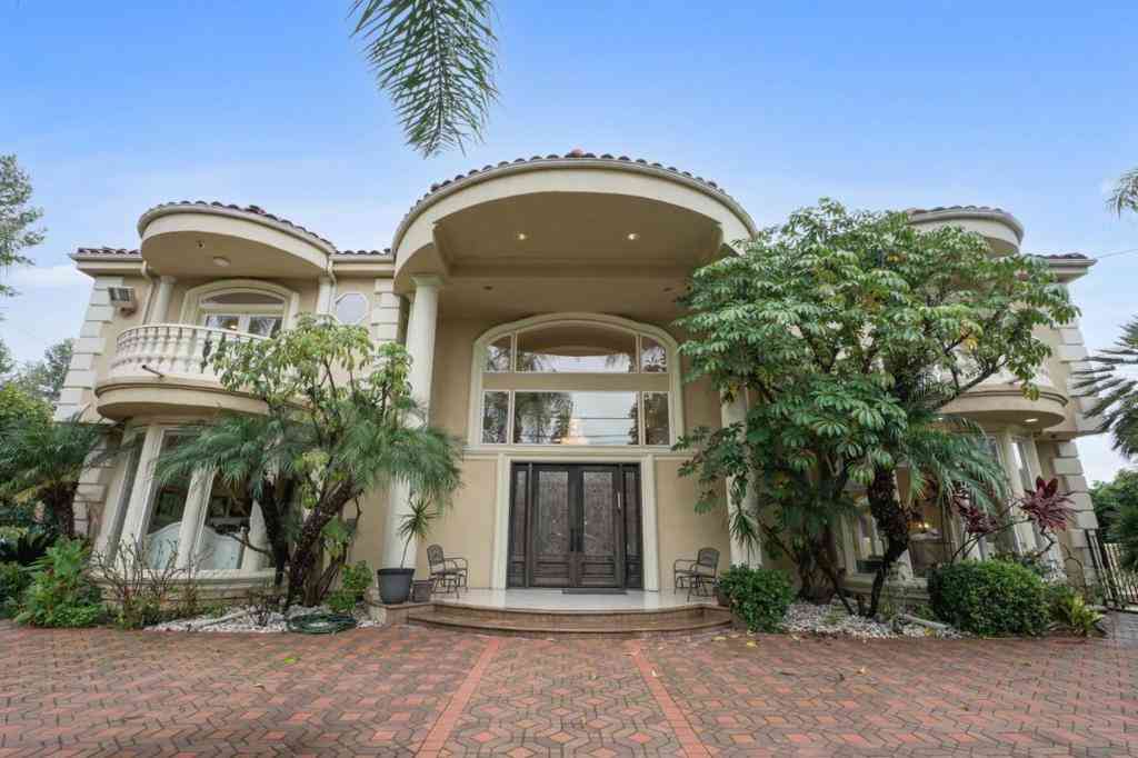 Homes For Sale - 5344 Leghorn Avenue<br/> Sherman Oaks, CA 91401
