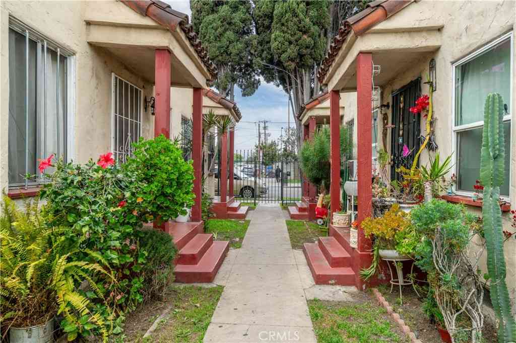 Homes For Sale - 2626 Idell Street<br/> Los Angeles, CA 90065