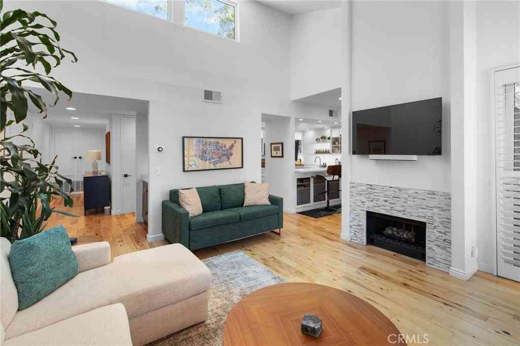 Condo For Sale - 17711 Margate #313<br/> Encino, CA 91316