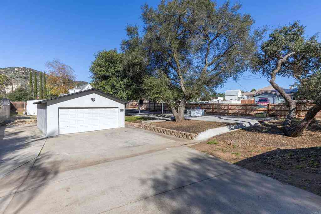 Homes For Sale - 10292 Canyon Dr.<br/> Escondido, CA 92026