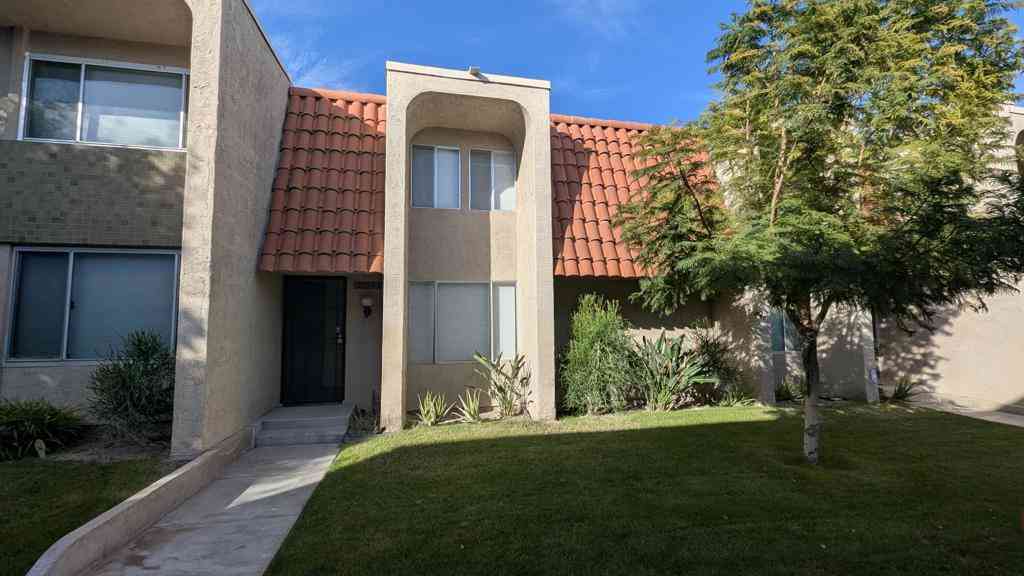 Condo For Rent - 2260 N Indian Canyon Drive #B<br/> Palm Springs, CA 92262