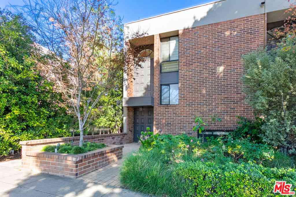 Condo For Rent - 9323 Burton Way #A<br/> Beverly Hills, CA 90210
