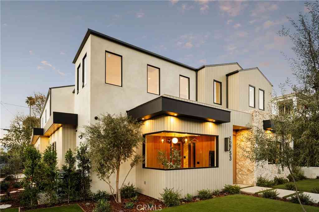 Homes For Sale - 12753 Halkirk Street<br/> Studio City, CA 91604
