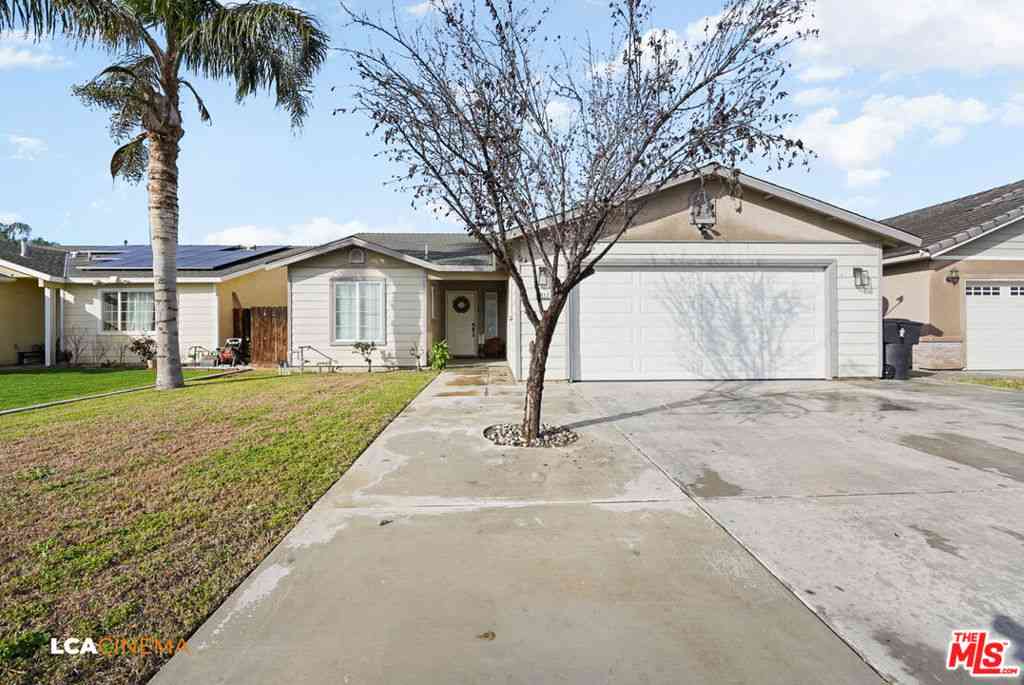 Homes For Sale - 5612 Mckee Road<br/> Bakersfield, CA 93313