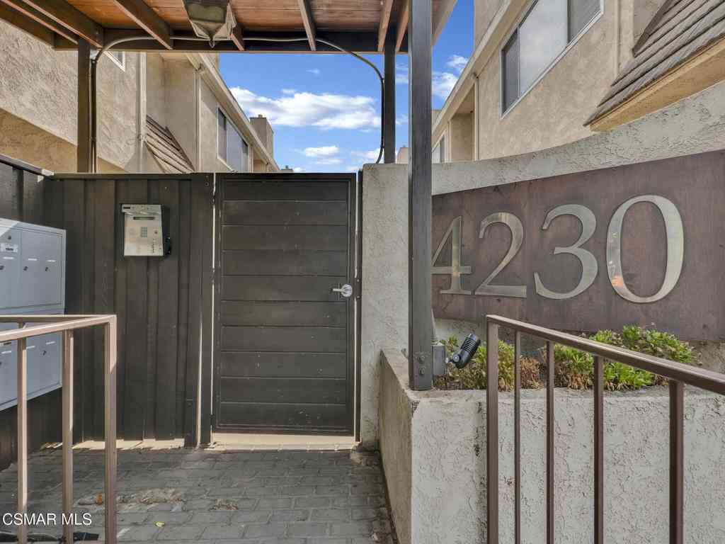 Condo For Sale - 4230 Whitsett Avenue #9<br/> Studio City, CA 91604
