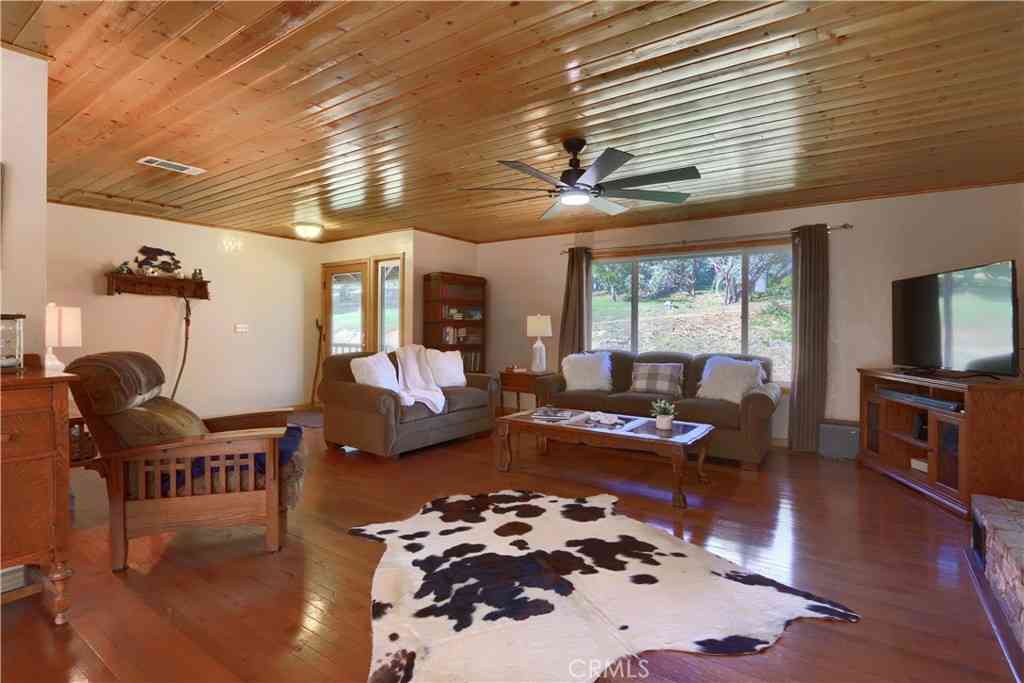Homes For Sale - 5840 Evergreen Lane<br/> Mariposa, CA 95338