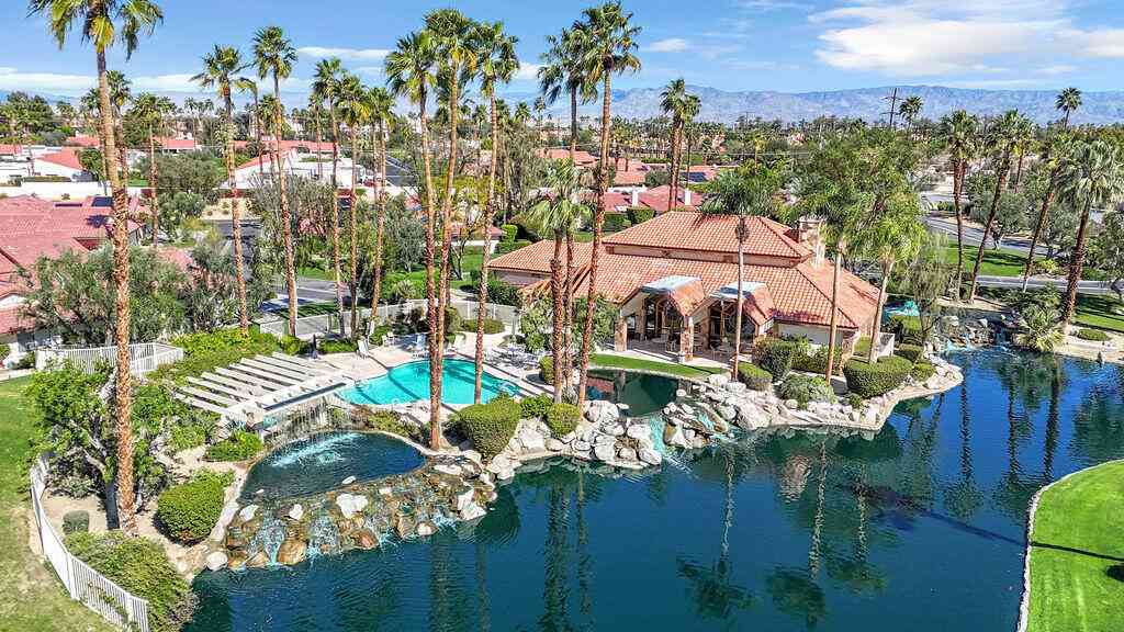 Condo For Sale - 204 Lakecrest Lane<br/> Palm Desert, CA 92260