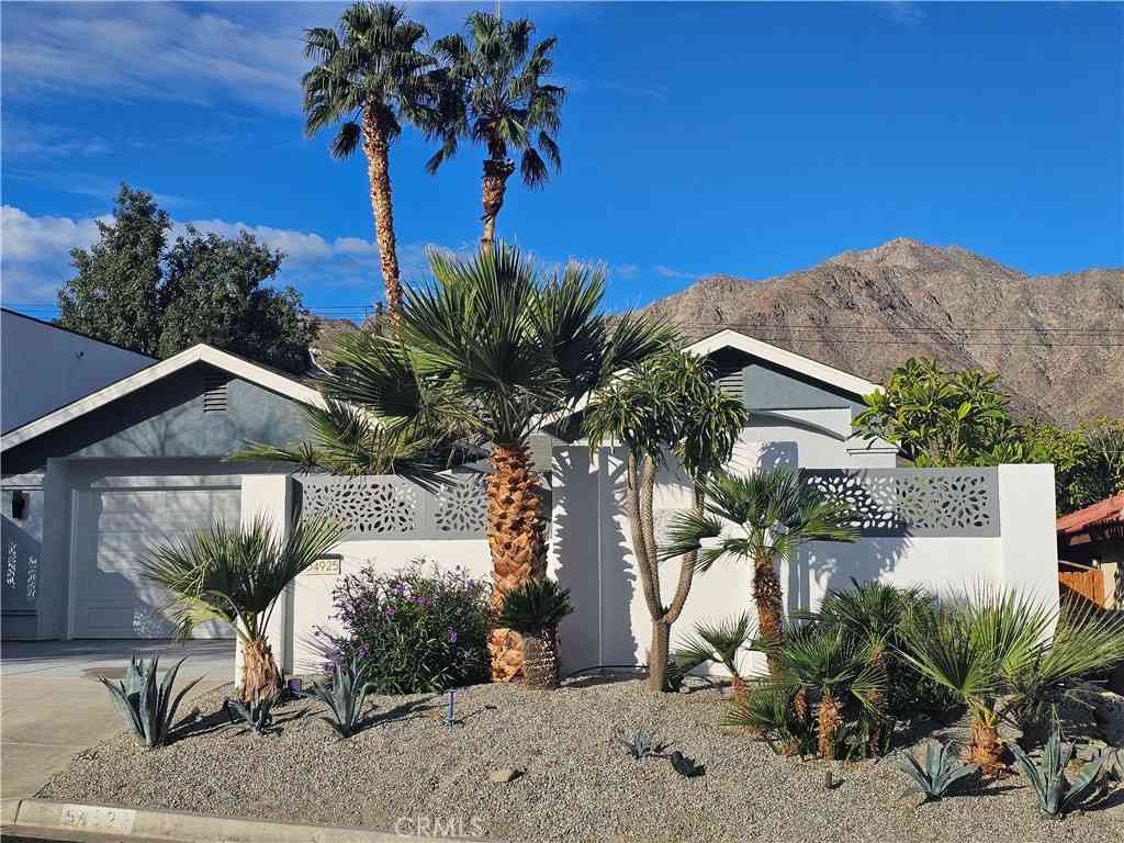 Homes For Sale - 54925 Avenida Alvarado<br/> La Quinta, CA 92253