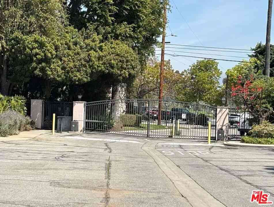 Condo For Rent - 245 S Barrington Avenue #D1<br/> Los Angeles, CA 90049