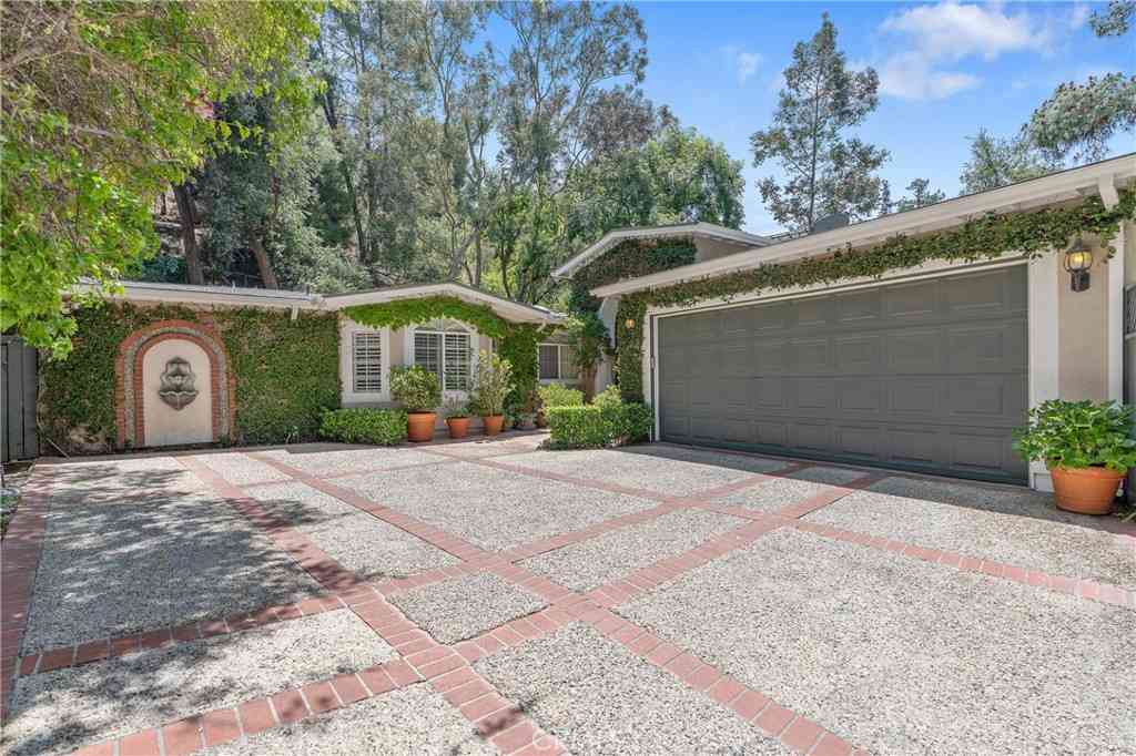 Homes For Sale - 3818 Hayvenhurst Avenue<br/> Encino, CA 91436