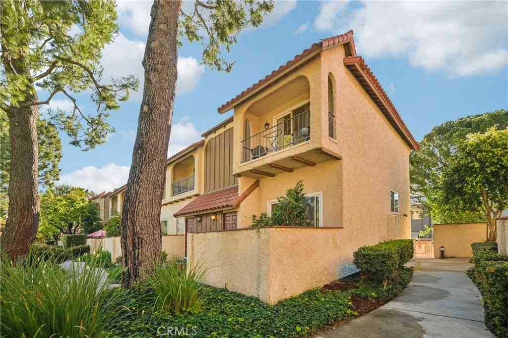Townhouse For Sale - 19545 Sherman Way<br/> Reseda, CA 91335