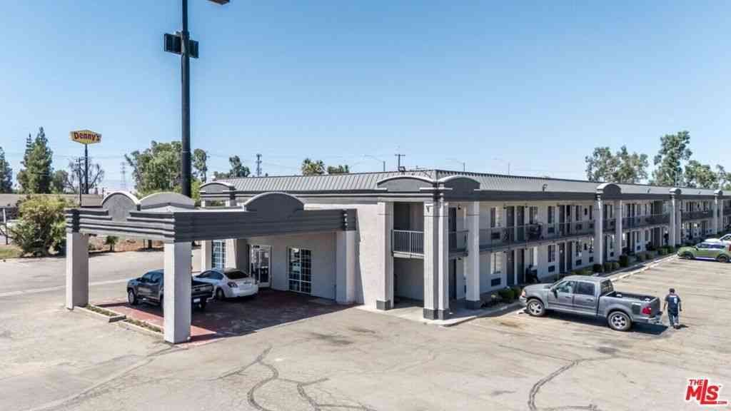 Homes For Sale - 2700 White Lane<br/> Bakersfield, CA 93304