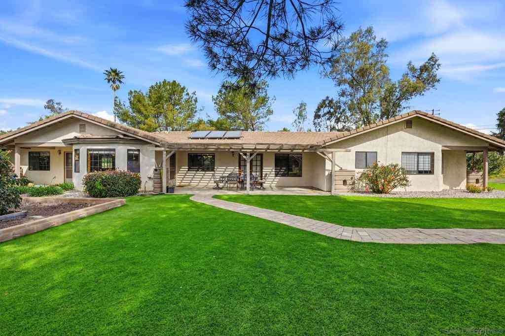 Homes For Sale - 15976 Eagle View Ln<br/> Valley Center, CA 92082