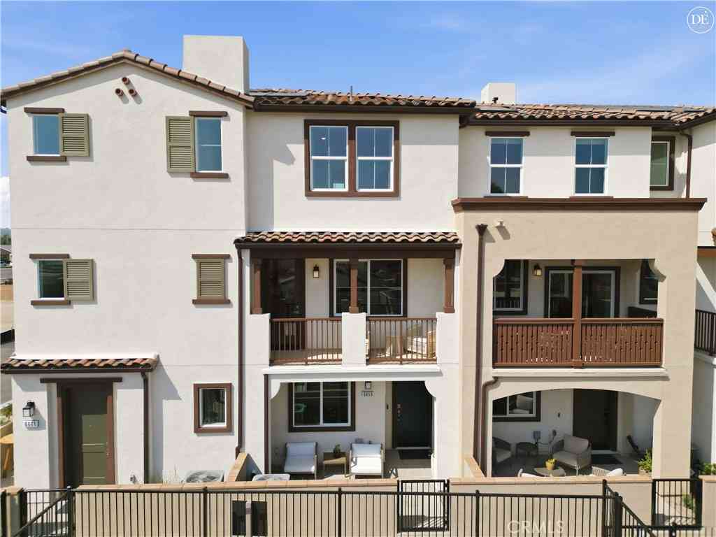 Townhouse For Sale - 6648 Via Vista<br/> Pico Rivera, CA 90660