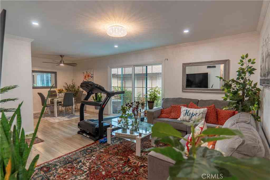 Condo For Sale - 7554 Corbin #4<br/> Reseda, CA 91335