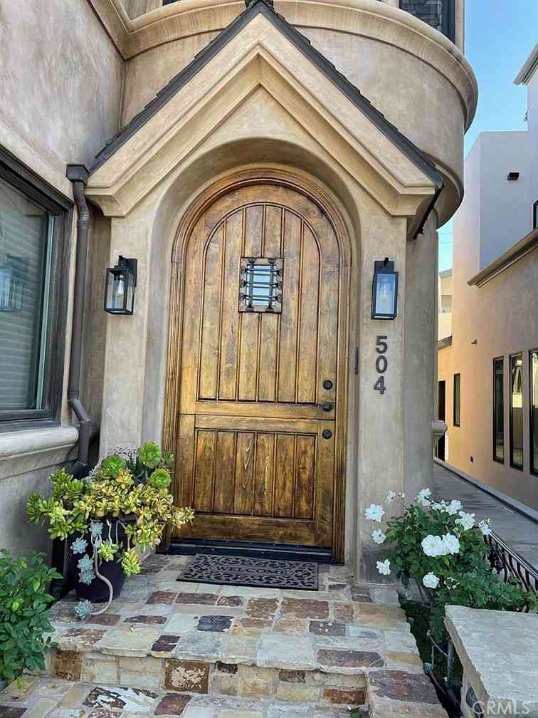 Condo For Rent - 504 Avocado Avenue<br/> Corona Del Mar, CA 92625