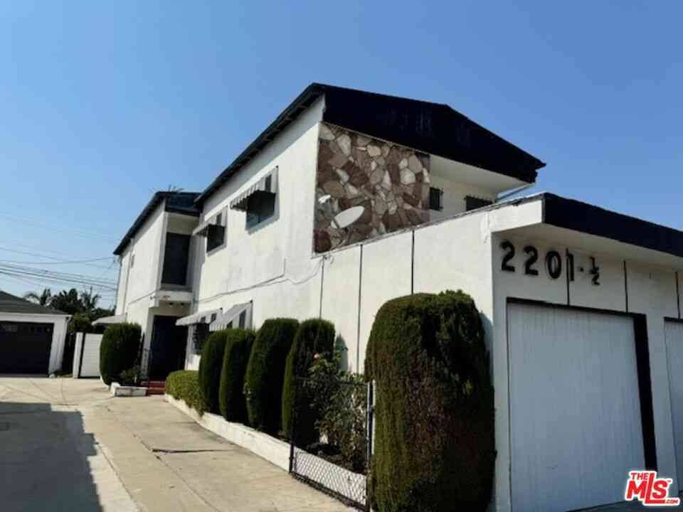 Homes For Sale - 2201 S Ridgeley Drive<br/> Los Angeles, CA 90016