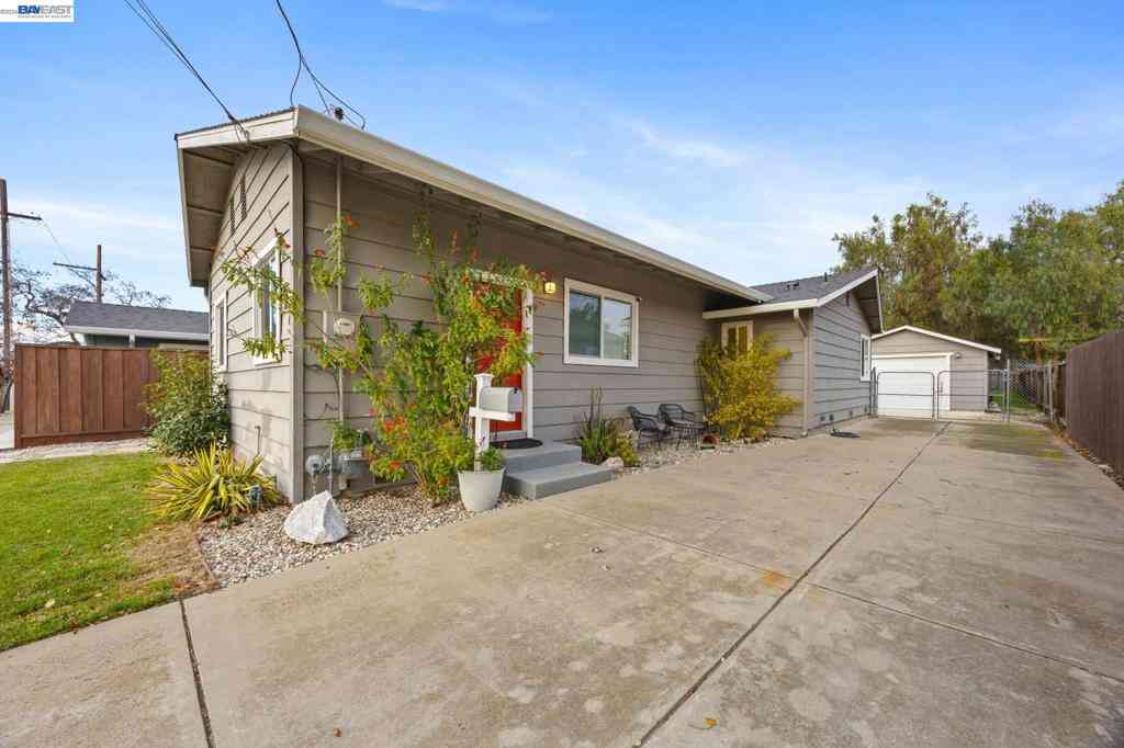 Homes For Sale - 560 N M St<br/> Livermore, CA 94551