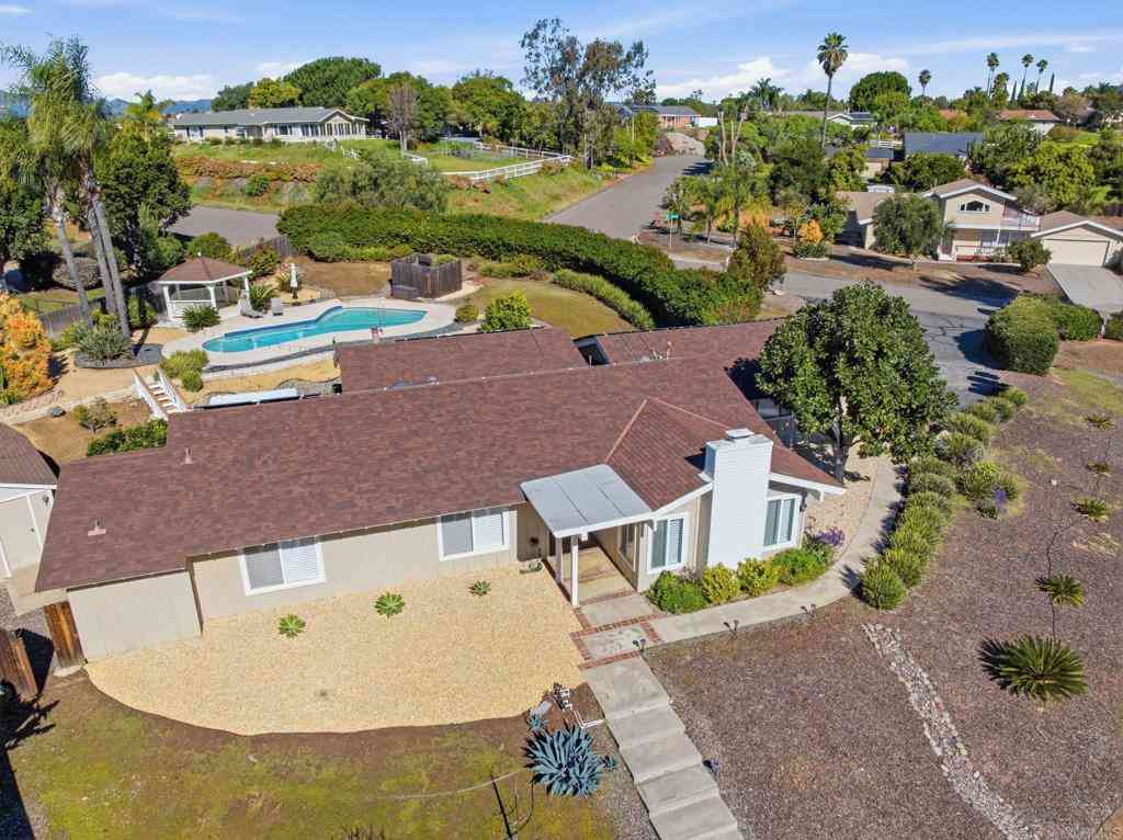 Homes For Sale - 929 Pepper Tree Lane<br/> San Diego County, Fallbrook, CA 92028