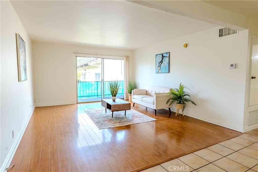Condo For Sale - 5460 White Oak #K301<br/> Encino, CA 91316