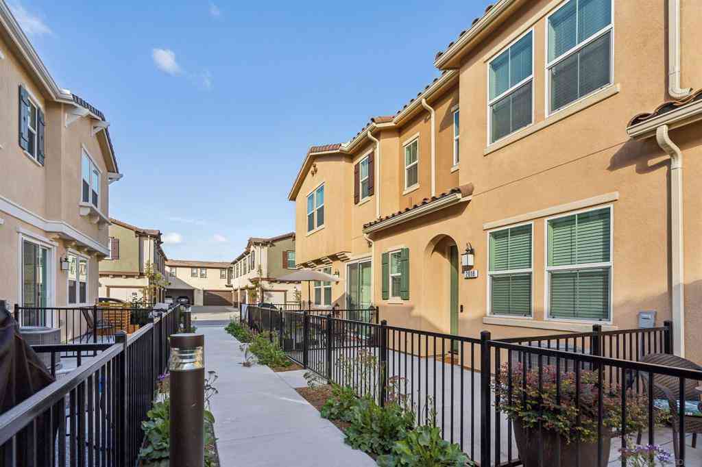 Townhouse For Sale - 2018 Barite St<br/> Spring Valley, CA 91977