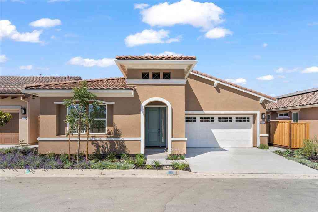 Homes For Sale - 2112 Red Oak Drive<br/> Hollister, CA 95023