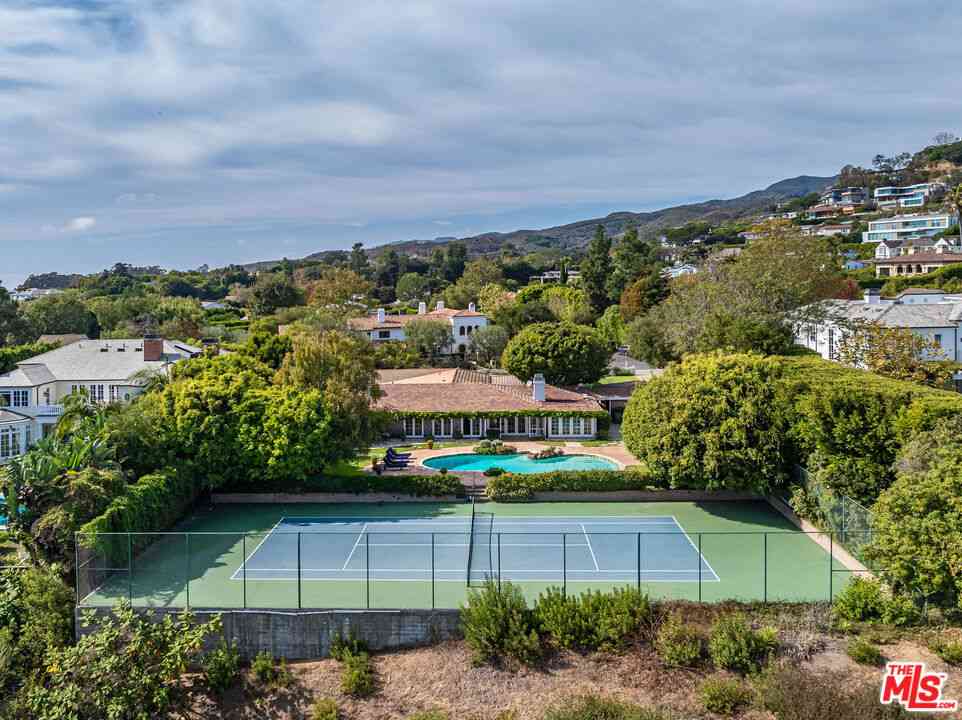 Homes For Sale - 1580 San Remo Drive<br/> Pacific Palisades, CA 90272