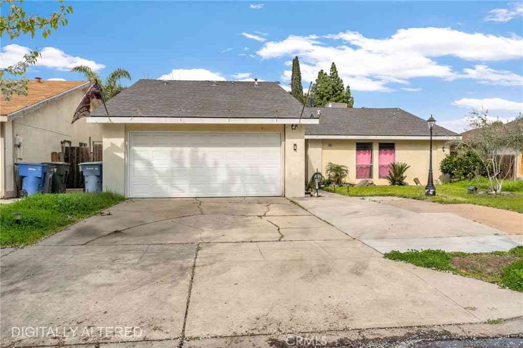 Homes For Sale - 4883 E Geary Street<br/> Fresno, CA 93725