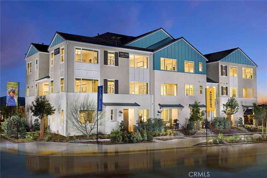 Townhouse For Sale - 5917 Gramercy Way<br/> Eastvale, CA 92880