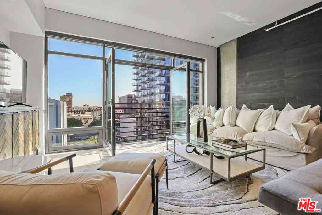 Condo For Rent - 1111 S Grand Avenue #916<br/> Los Angeles, CA 90015