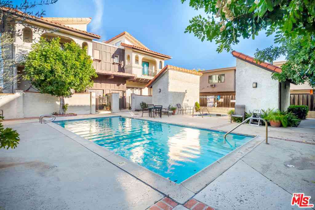 Townhouse For Sale - 17824 Killion Street #G<br/> Encino, CA 91316