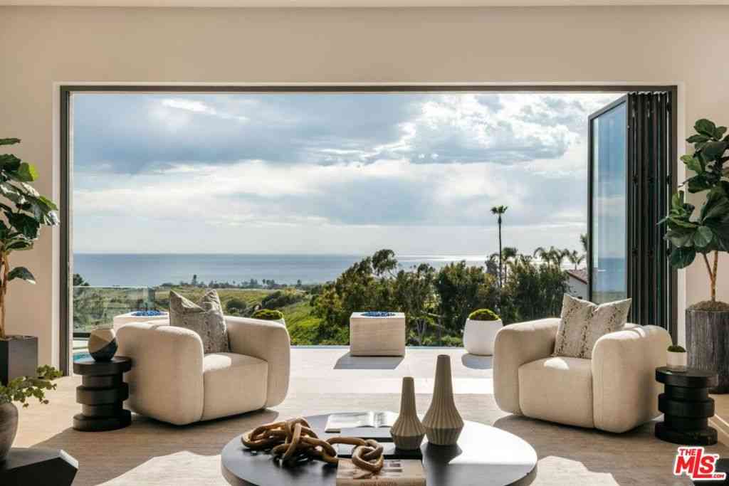 Homes For Sale - 29600 Harvester Road<br/> Malibu, CA 90265
