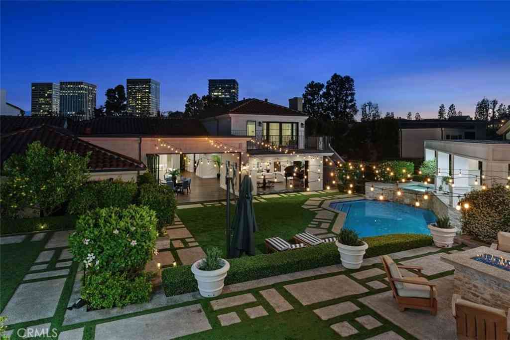 Homes For Sale - 4 Inverness Lane<br/> Newport Beach, CA 92660