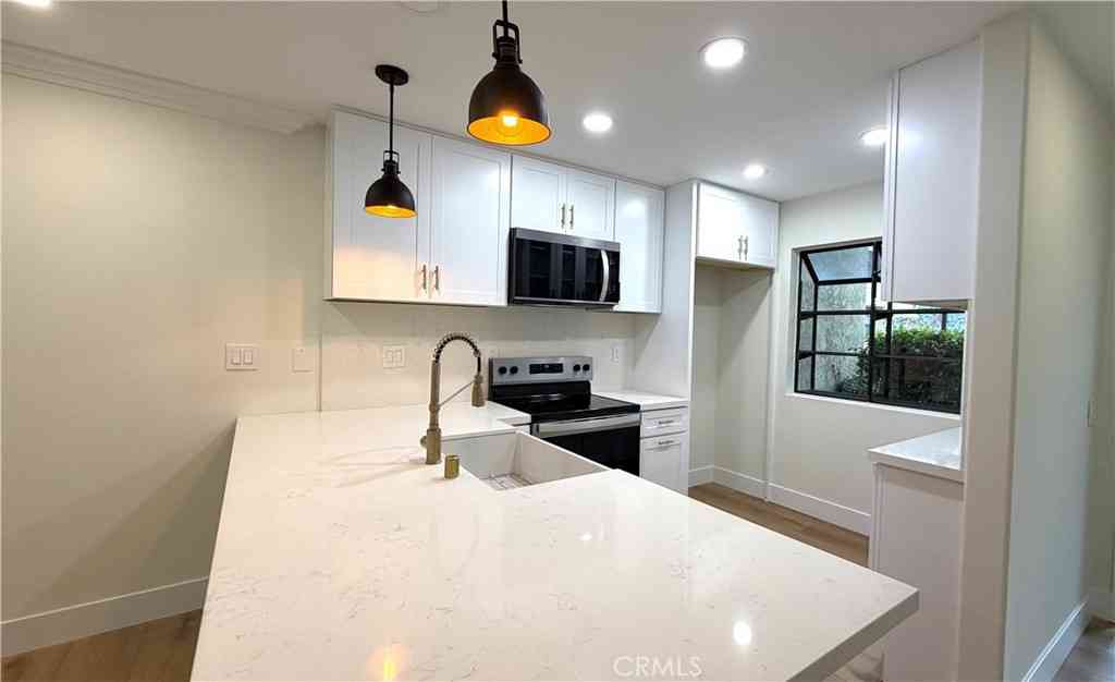 Townhouse For Sale - 196 Pineview<br/> Irvine, CA 92620