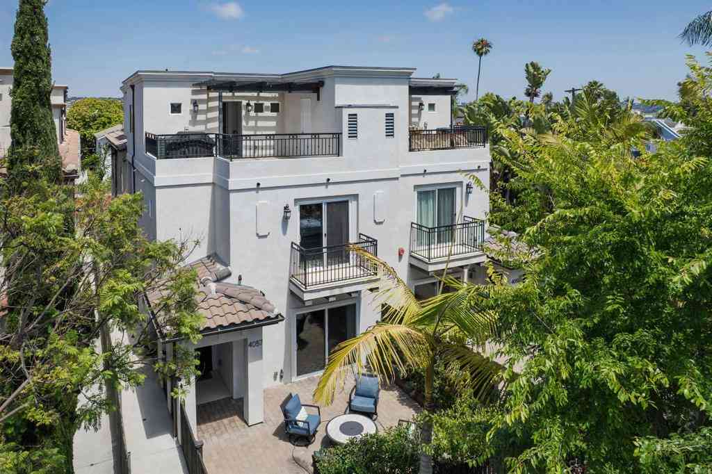 Townhouse For Sale - 4057 Lamont Street<br/> San Diego, CA 92109