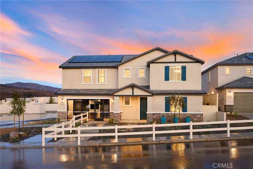 Homes For Sale - 3981 Hudson Lane<br/> Lake Elsinore, CA 92530